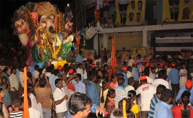 Vinayaka Chavithi Nimajjanam Mahabubnagar - Sakshi