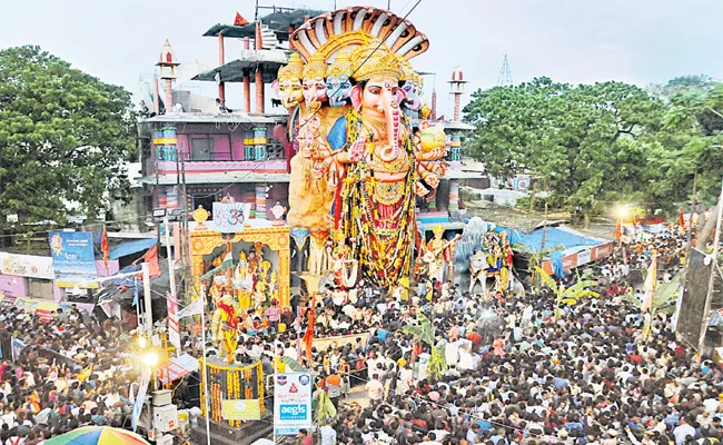 Khairatabad Ganesh Shobha Yatra Start in Hyderabad - Sakshi