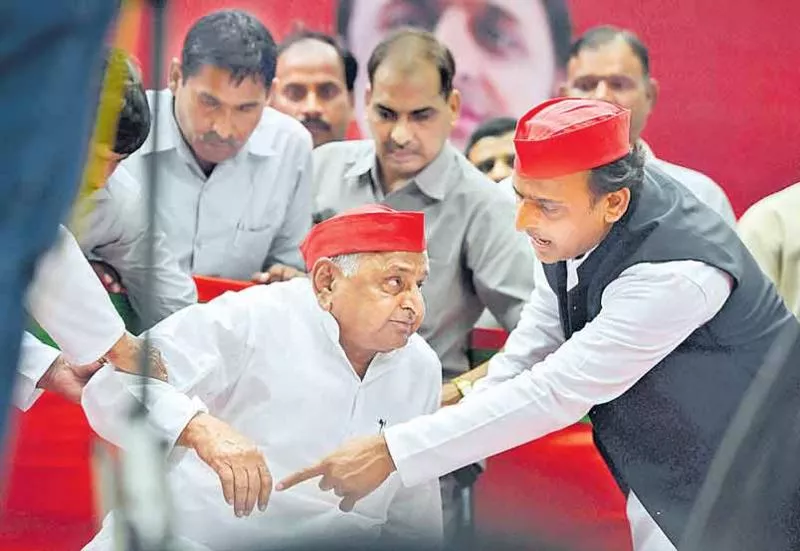 Mulayam shares stage with son Akhilesh at SP rally - Sakshi