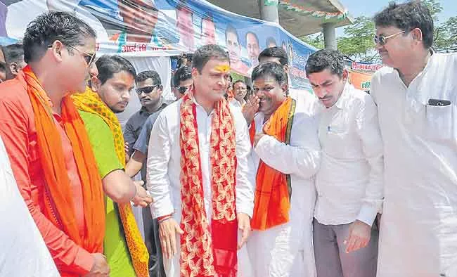 Rahul Gandhi gets a 'shiv bhakt' welcome in Amethi - Sakshi