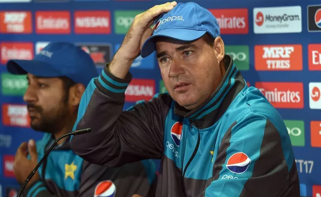 Pakistan cricket team suffering confidence crisis, says coach Mickey Arthur - Sakshi