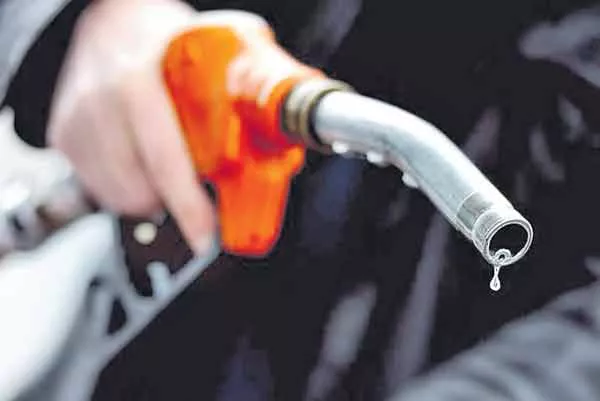 Petrol crosses Rs 90-mark in Mumbai - Sakshi