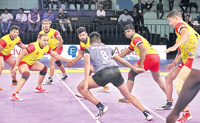 Warangal Warriors beat Hyderabad Bulls - Sakshi