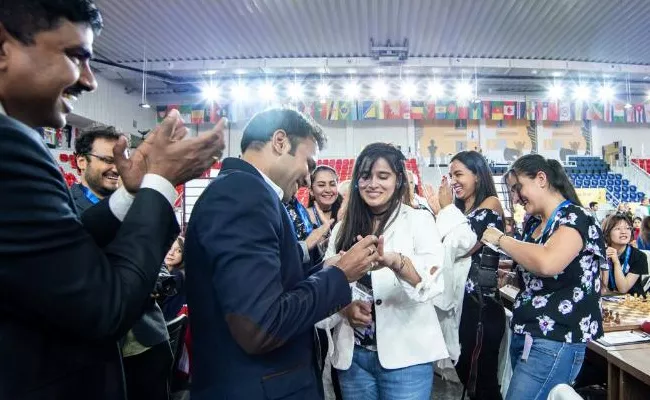 Indian Journalist Proposes To Colombian Chess star - Sakshi