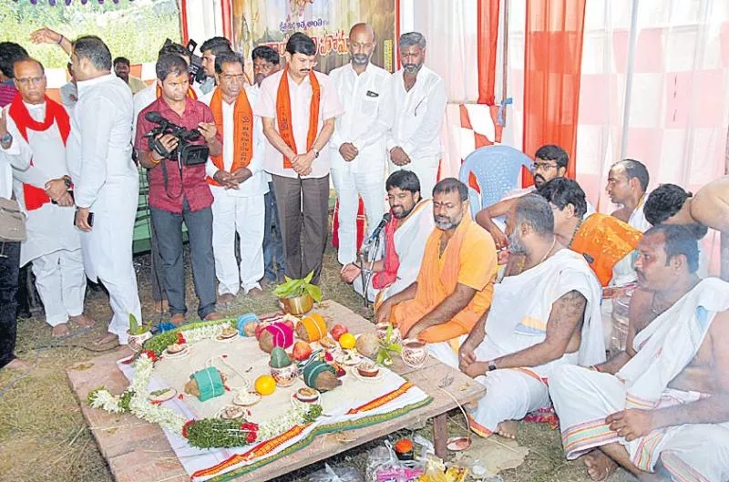 Narayana Bali Pooja at kondagattu Bus Accident Spot - Sakshi