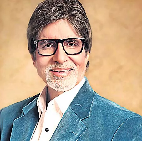 Amitabh Bachchan collaborates with Nagraj Manjule for Jhund - Sakshi