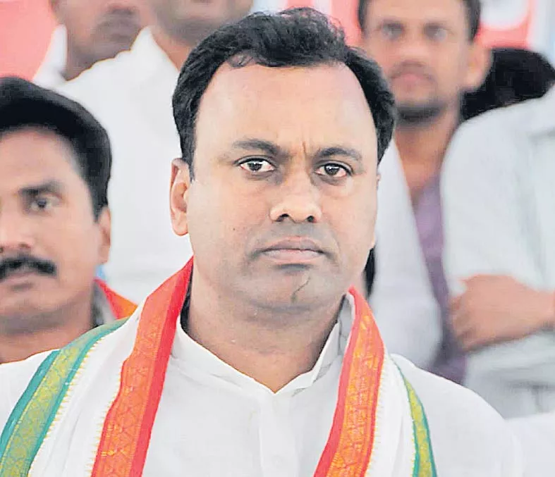 Telangana State Congress misleading Rahul and Sonia, alleges Komatireddy - Sakshi