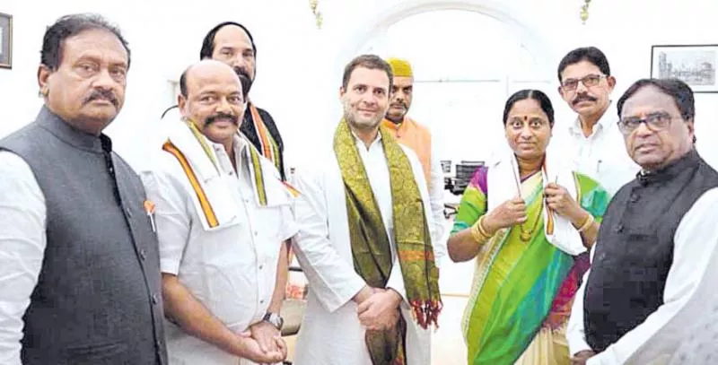 Konda couple meets Rahul Gandhi, joins Congress Party - Sakshi