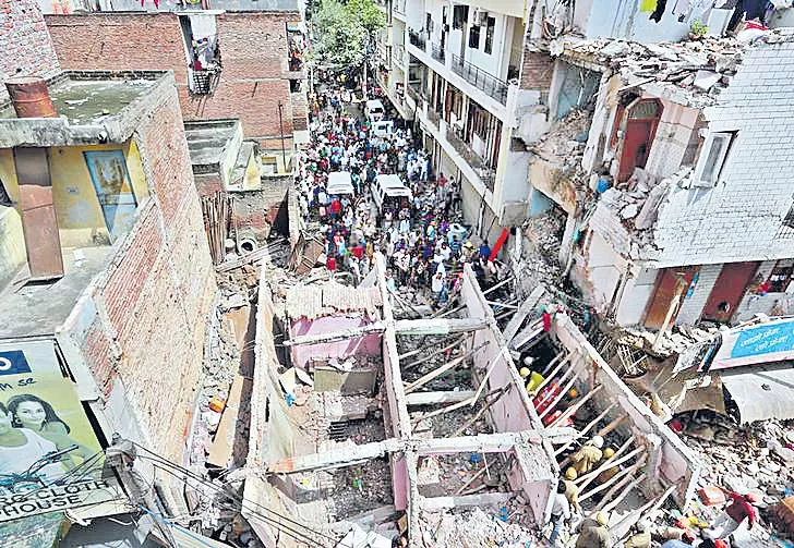 Seven dead as building collapses in Delhi - Sakshi