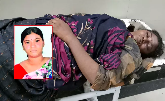 Women Died With Thunderbolt Attack in Kurnool - Sakshi