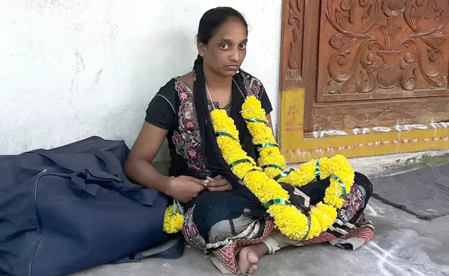 Girl Protest In Front of Boyfriend House In East Godavari district - Sakshi