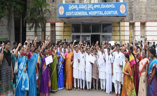 Nursing students protest In Guntur district - Sakshi