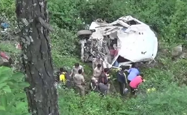 13 dead after Van rams into gorge in Uttarakhand - Sakshi