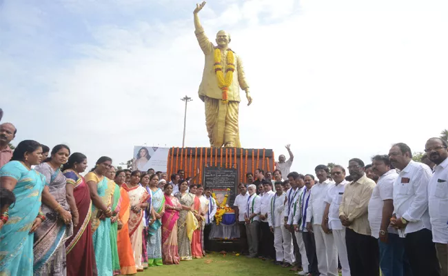 Honored To YS RajaSekhara Reddy In Visakhapatnam - Sakshi