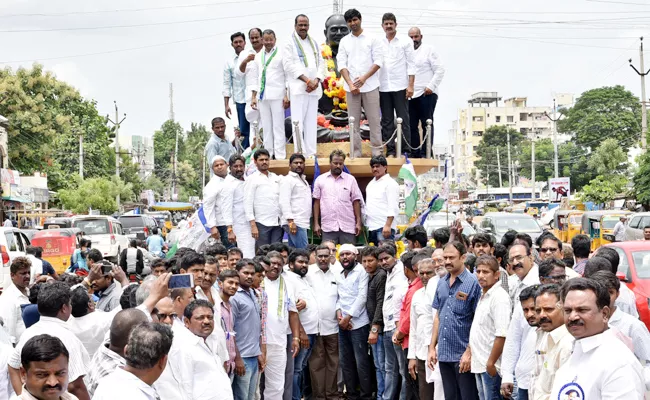 Free Eye Camps in YSR Death Anniversary Day Guntur - Sakshi