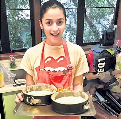 Alia Bhatt bakes a special birthday cake for boyfriend Ranbir Kapoor - Sakshi