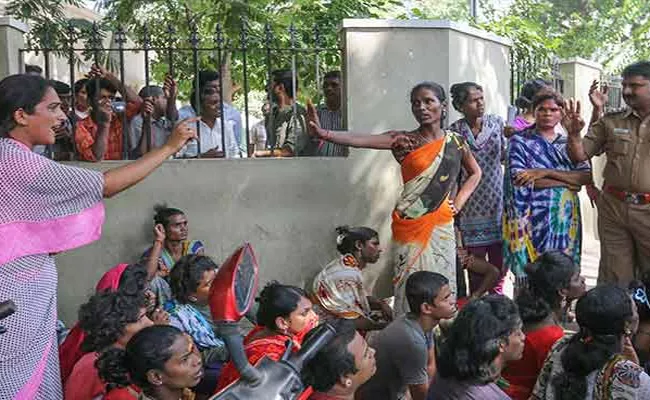 Transgenders Protest At Banjara Hills Police Station - Sakshi