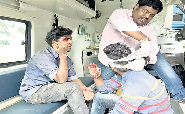 People Injured In Road Accident - Sakshi