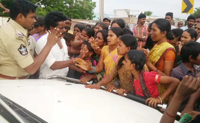 Womens Protest On Wine Shop Ban In Village Prakasam - Sakshi