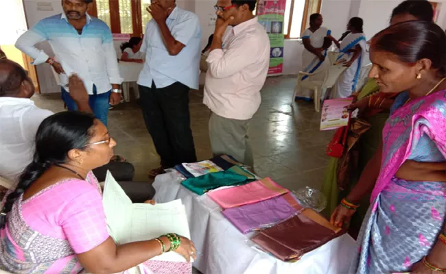 Bathukamma Sarees Womens Feedback Nalgonda - Sakshi