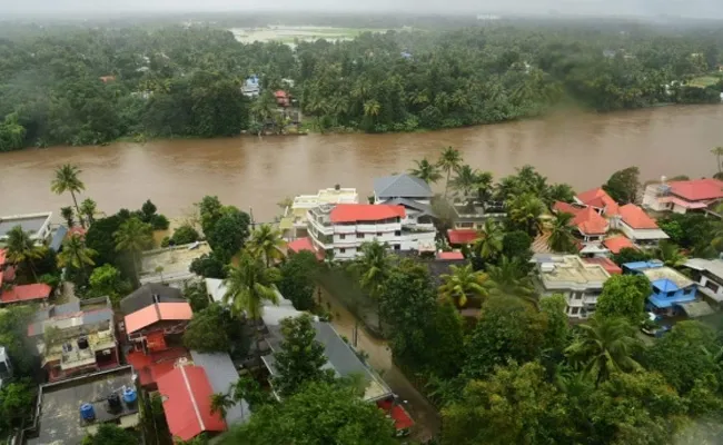 Kerala Students Losed Books With Floods - Sakshi