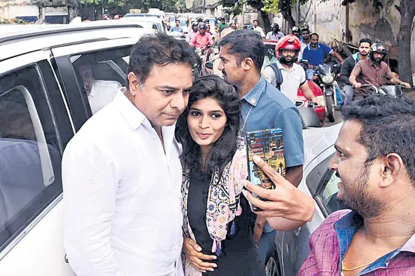 Bangalore woman selfie with kcr - Sakshi