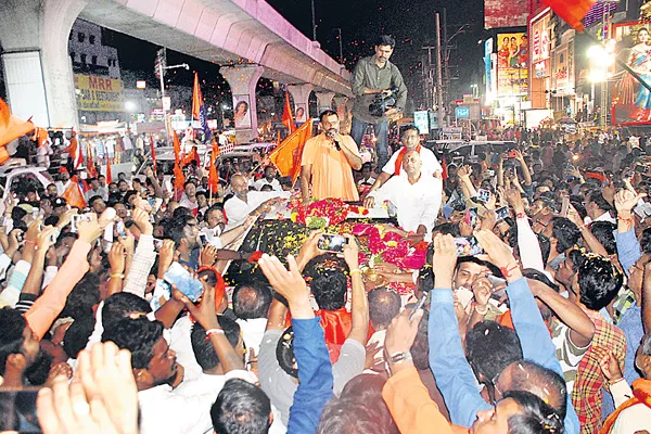 Swami Paripoornananda gets a 'saffron welcome' - Sakshi