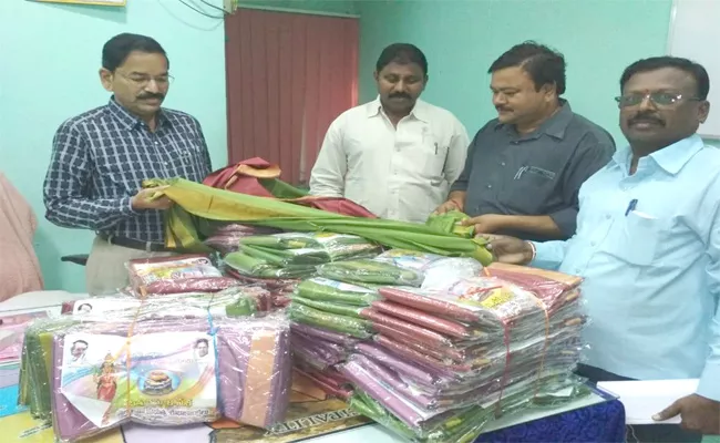 Bathukamma Sarees Distribution In Karimnagar - Sakshi