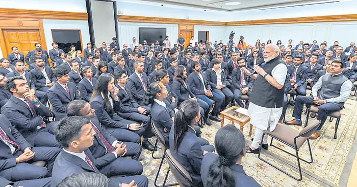 PM Narendra Modi wants Asian Games medalists to work harder  - Sakshi