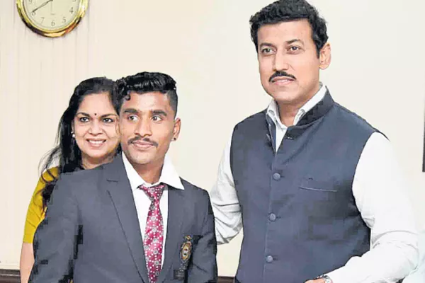 Rajyavardhan Rathore rewards Rs 10 lakh cheque to disqualified athlete Govindan Lakshmanan - Sakshi