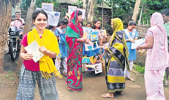 Students make a mobile library and are getting more attention to reading for everyone - Sakshi