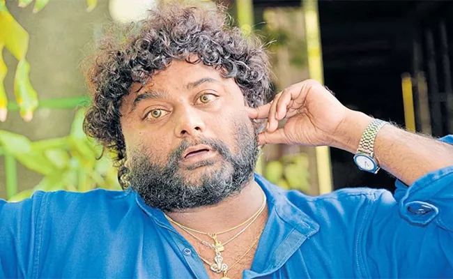 Actor Huccha Venkat Hulchul In Bekery - Sakshi