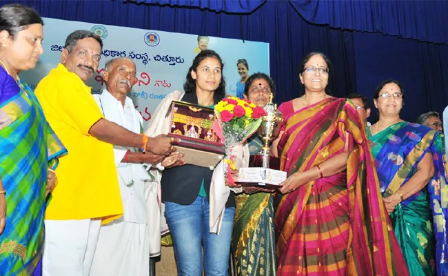 Grand Welcome To Women hockey Team Captain Rajani - Sakshi