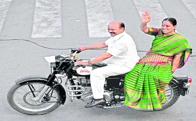 Konda Surekha Join In Congress Warangal - Sakshi