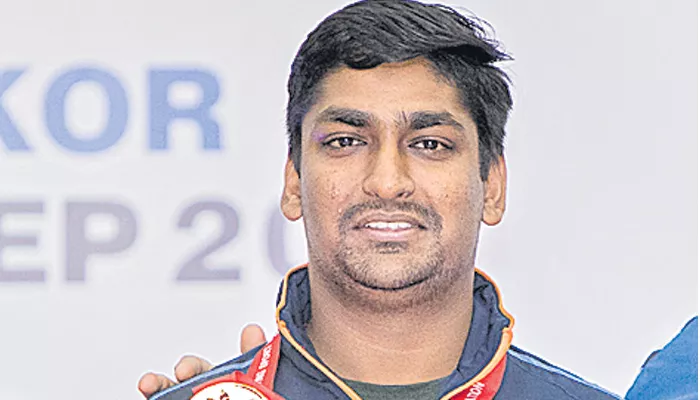 World shooting championship: Ankur Mittal hits gold in double trap - Sakshi