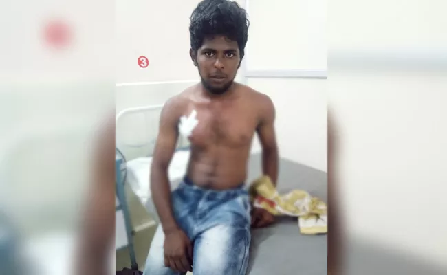 Drunken Man Attack With Knife In Prakasam - Sakshi