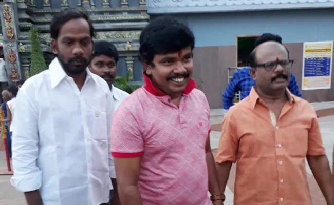 Sampoornesh Babu Visit Indra Keeladri Temple - Sakshi