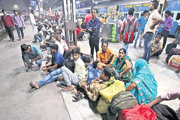 Exodus of migrant workers continues in Gujarat - Sakshi