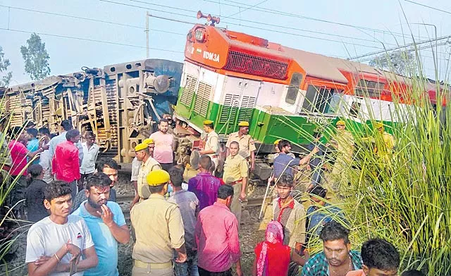 7 dead as New Farakka Express derails in Uttar pradesh - Sakshi