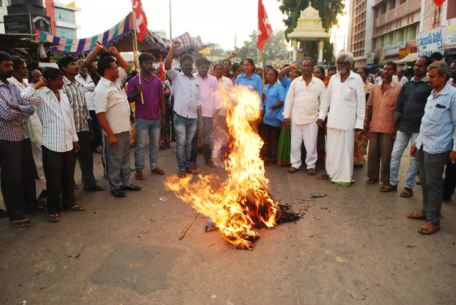 Municipal Workers In Andhra Pradesh - Sakshi