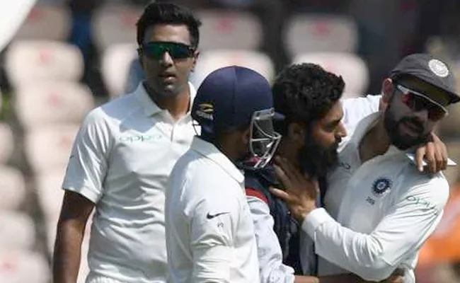  Fan Breaches Security During 2nd Test And Tries To Kiss Virat Kohli - Sakshi