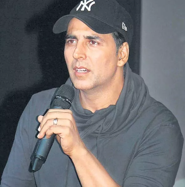 Akshay Kumar cancels shoot of Housefull 4 after  - Sakshi