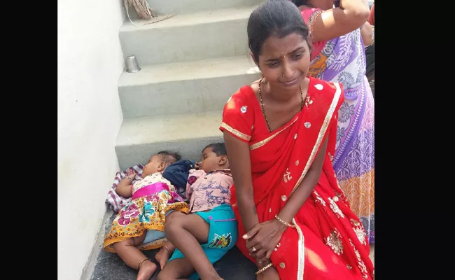 Handloom Worker commits Suicide in Anantapur - Sakshi