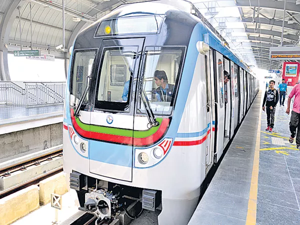 Metro rail stopped with the technical reasons - Sakshi