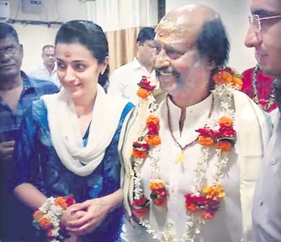 rajinikanth, trisha visits to kashi vishwanath temple - Sakshi