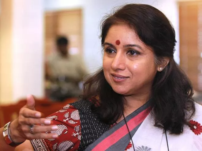 Actress Revathy clarifiescomment on girl who sought help - Sakshi