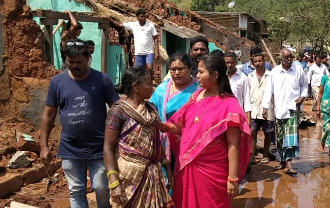 MLA pushpa srivani Support To titli cyclone victims - Sakshi