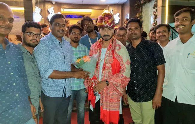 Bangalore Kaushal  fans Honored By Vijaya Bhaskar Reddy  - Sakshi