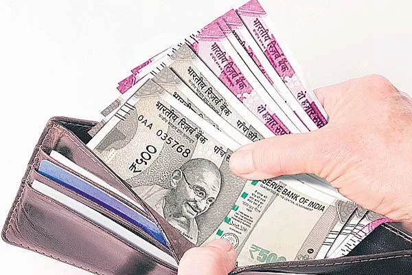 Rupee slumps 26 paise to 73.83 on rising crude prices - Sakshi