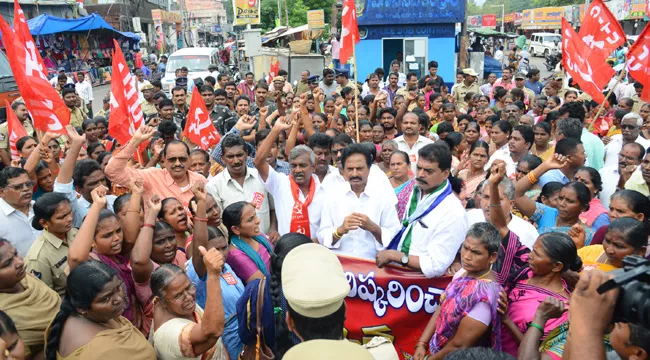 municipal contract workers into custody while trying to lay siege to CM camp offic - Sakshi